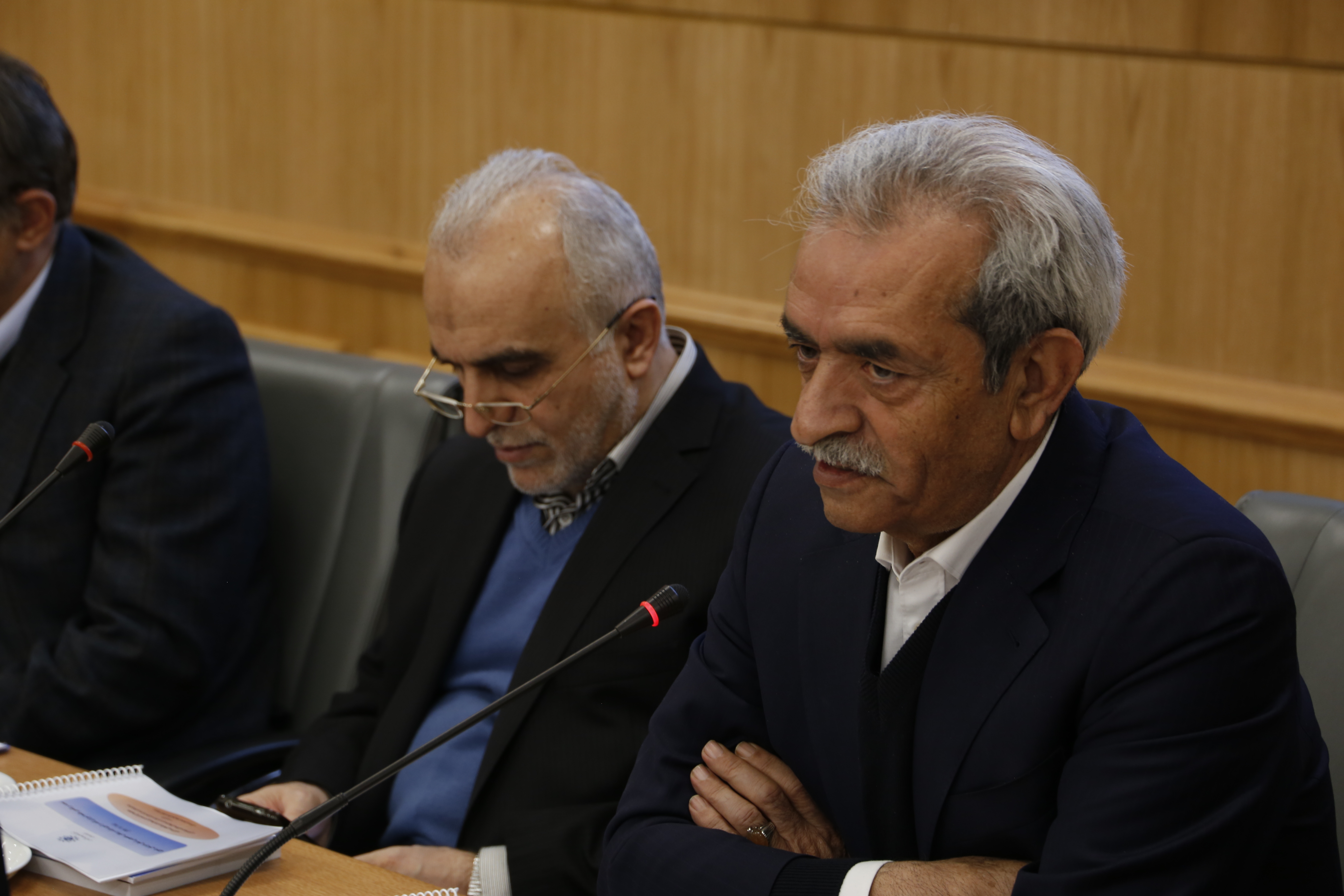 دیوار ستبر تمرکزگرایی را بشکنیم تا توسعه منطقه ای در کشور محقق شود دیوار ستبر تمرکزگرایی را بشکنیم تا توسعه منطقه ای در کشور محقق شود